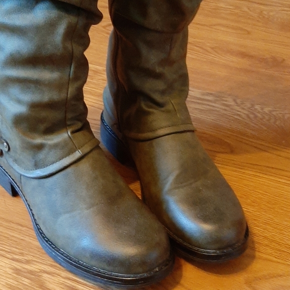 Boots - Picture 3 of 5